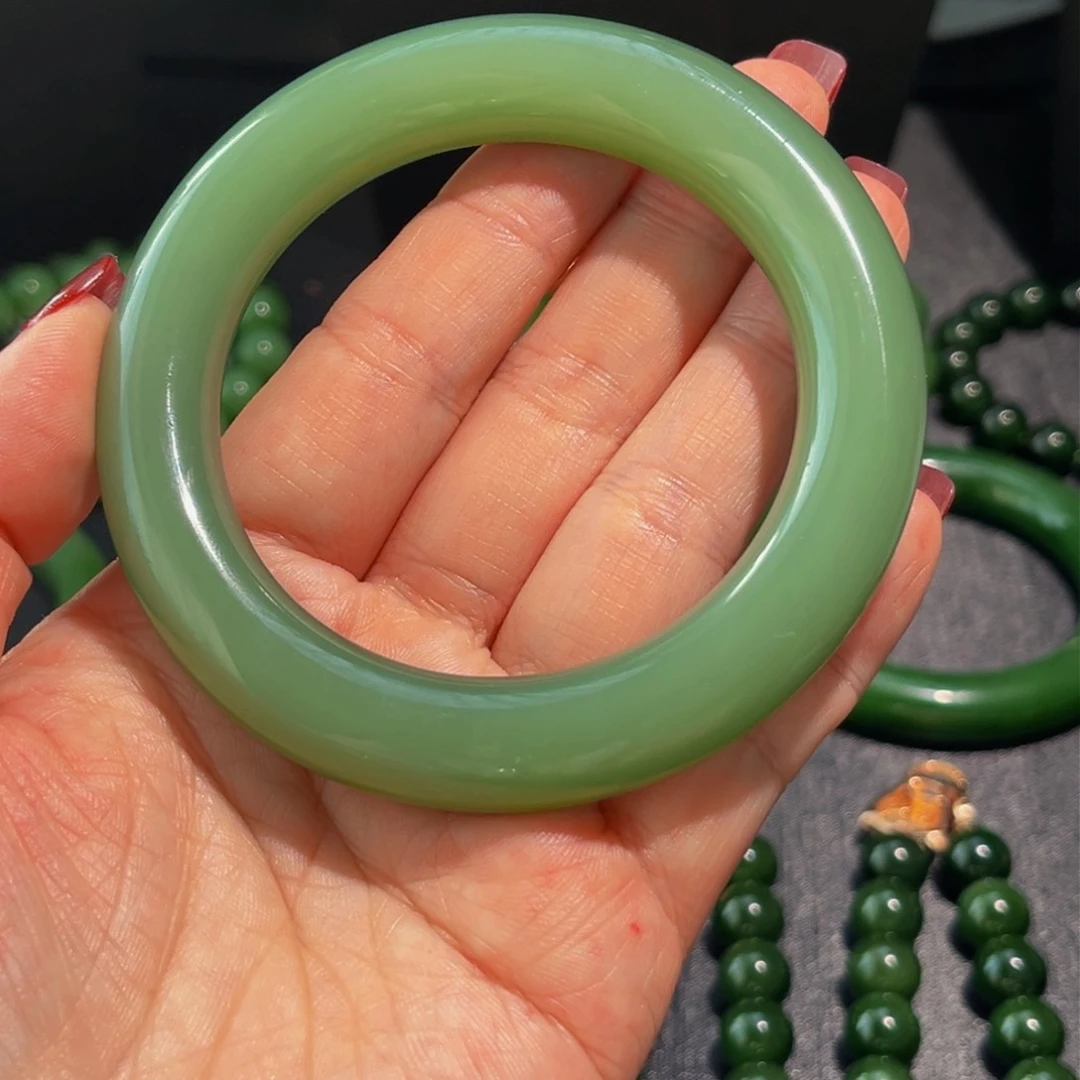 未镶嵌手镯和田玉小*俄夹层