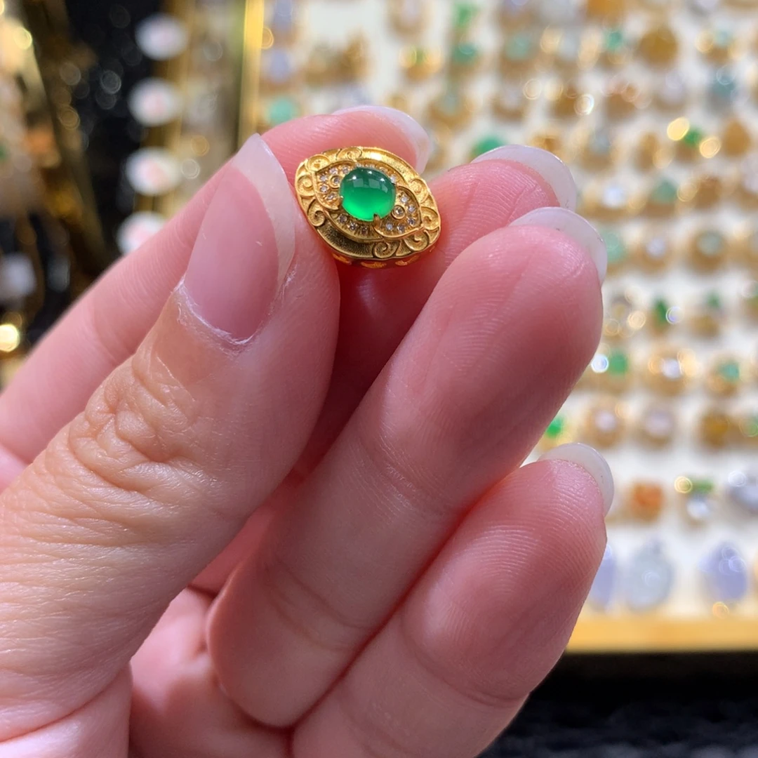 彤***y翡翠18K金镶嵌颈饰翡翠