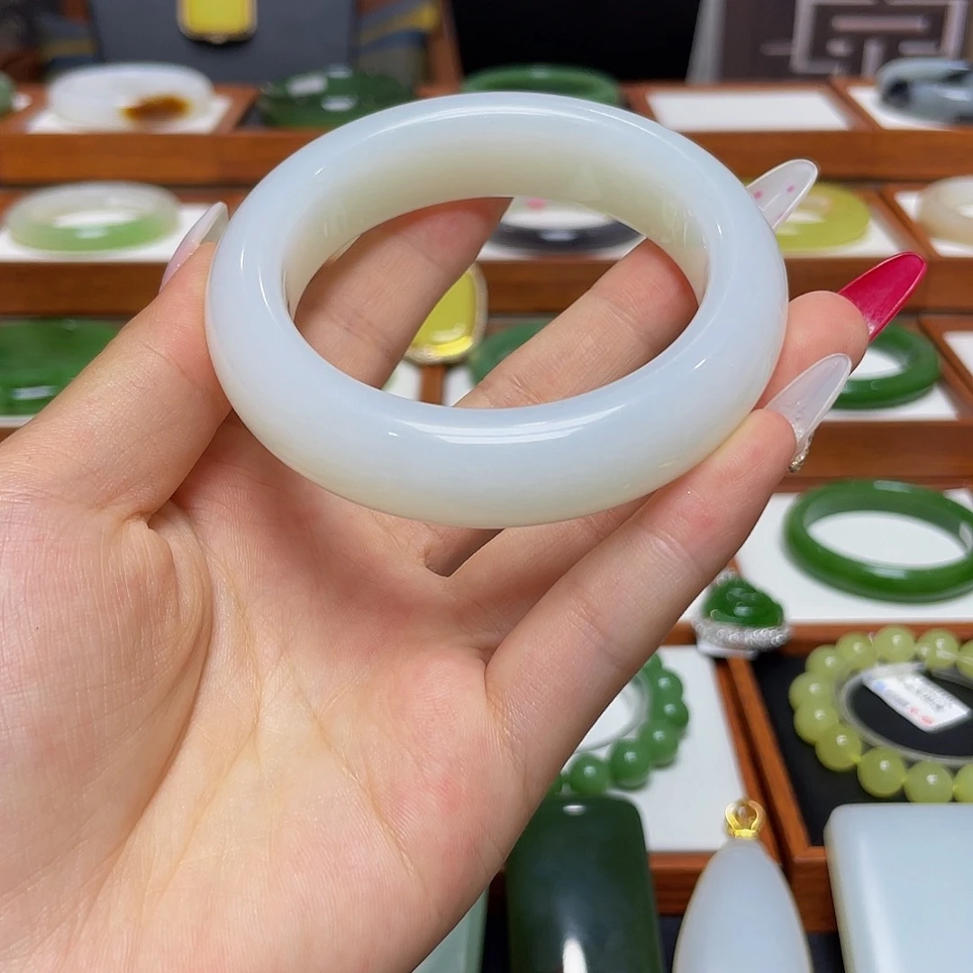 和田玉手镯未镶嵌静**待白玉手镯
