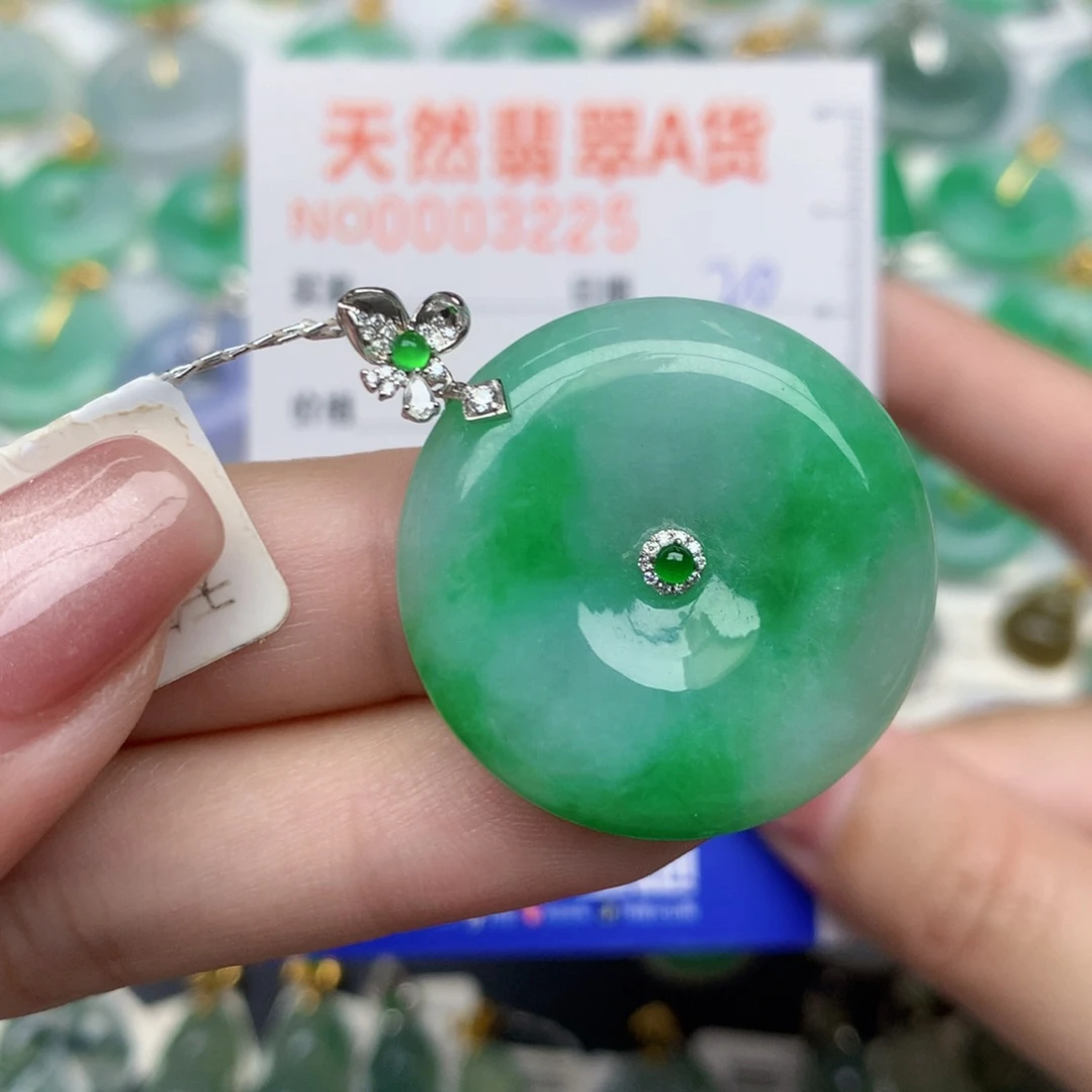 翡翠18K金镶嵌颈饰扣