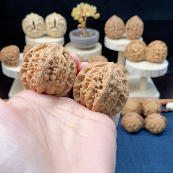 吊坠桃核望岳虎头40