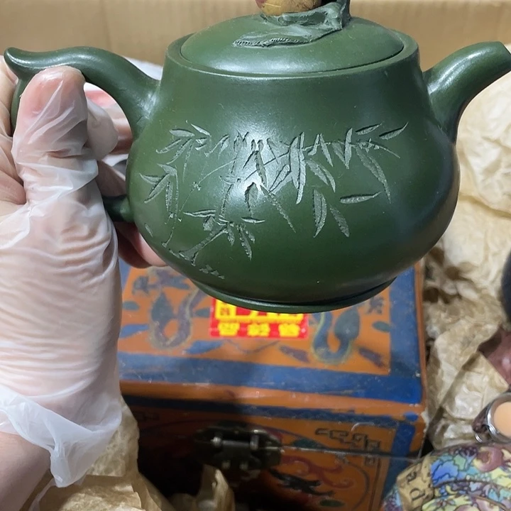 茶壶紫砂矿泥料，纯手工制作的一把紫砂壶。