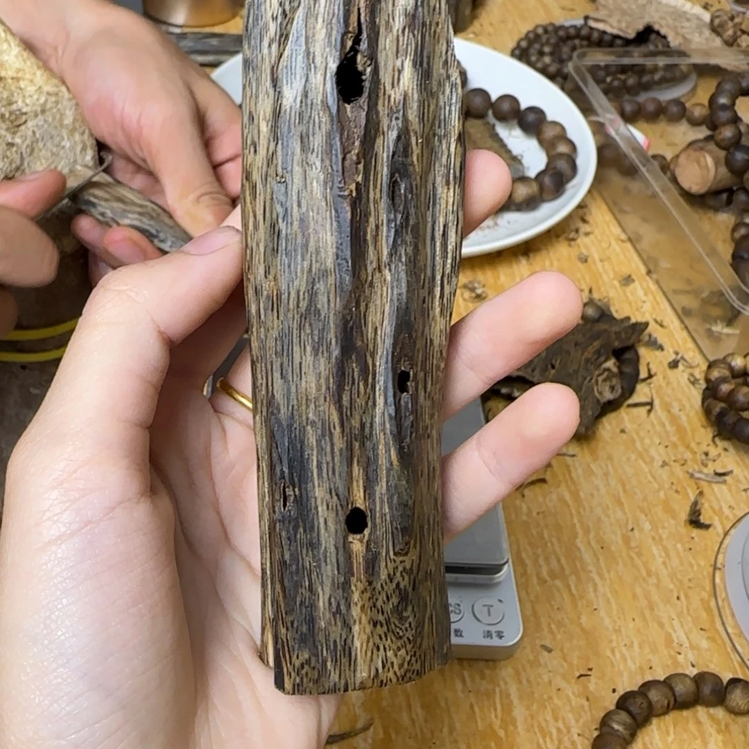 灞***奔沉香沉香碎屑绿棋蓝宝石虫漏48g