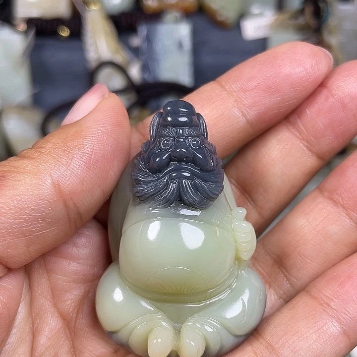 又***了和田玉未镶嵌颈饰