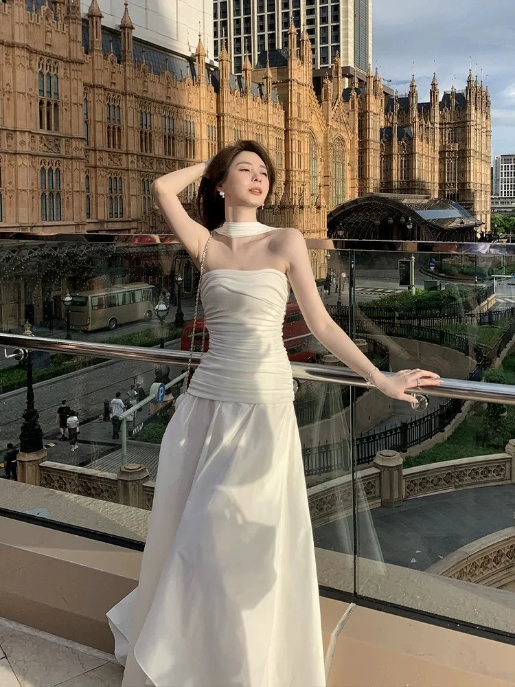 法式白色挂脖抹胸连衣裙女夏季褶皱修身裙子纯欲收腰显瘦a字长裙