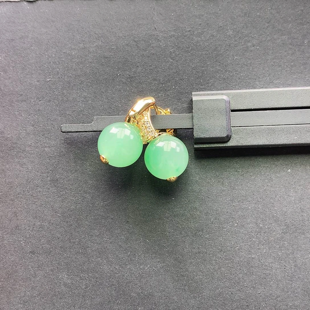 石英质玉合金耳饰