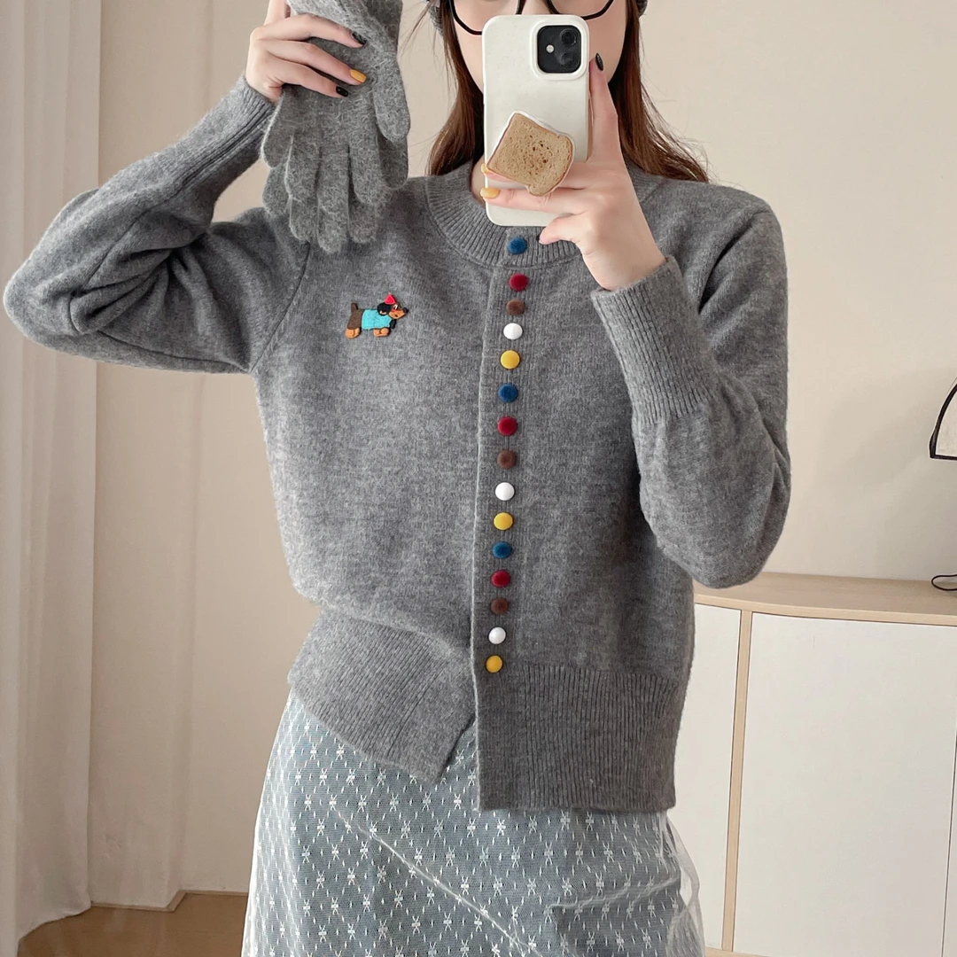 圆领针织开衫彩色纽扣添活泼趣味小狗刺绣点缀简约针织衫毛衣女装