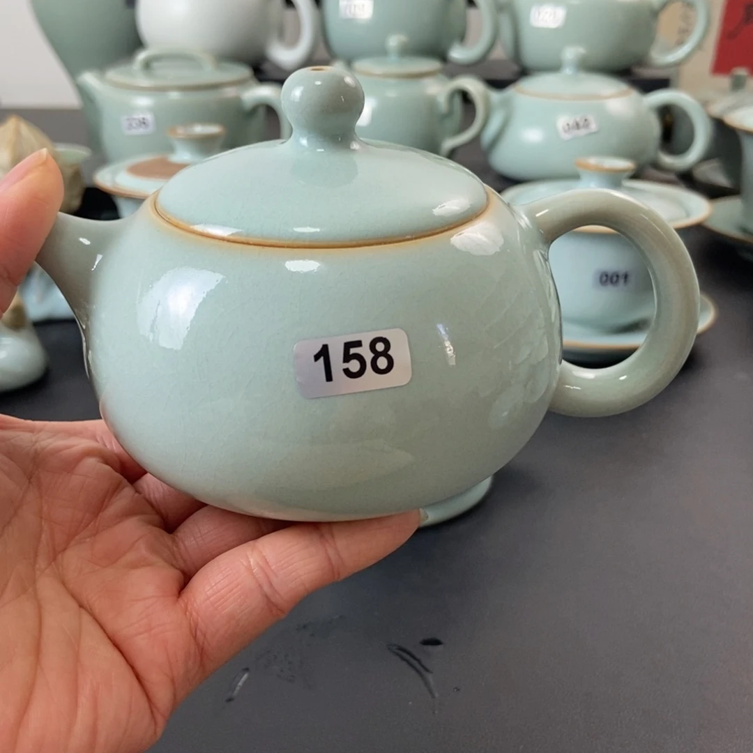 微瑕天青釉西施壶