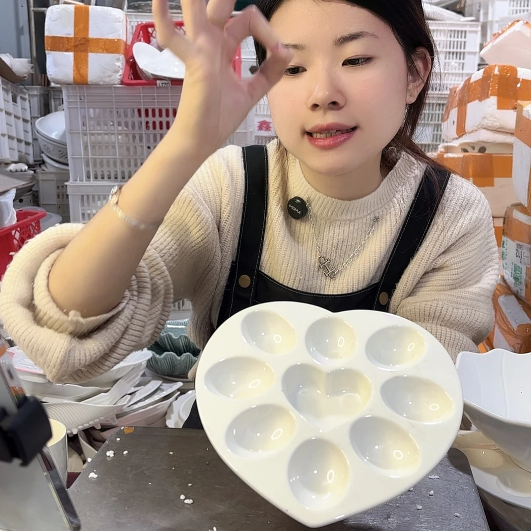 盘微瑕产品………爱心蛋盘一个