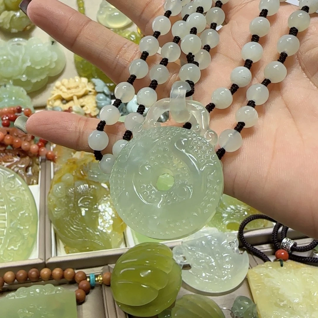 未镶嵌蛇纹石玉吊坠