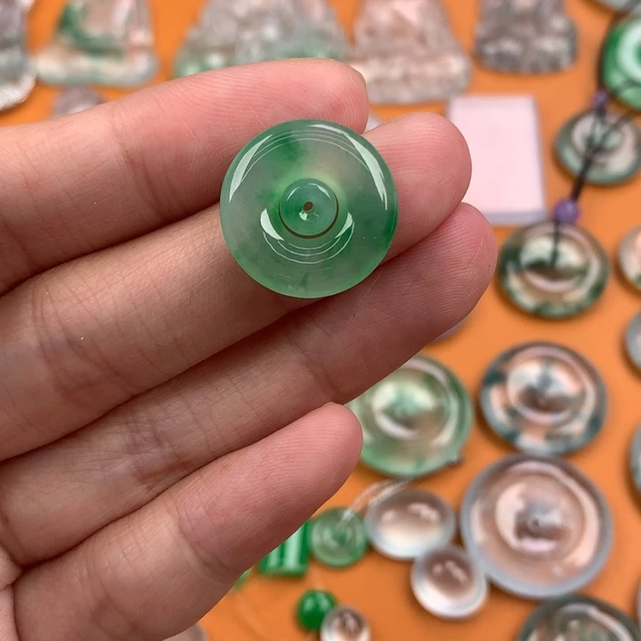 翡翠挂件未镶嵌…..