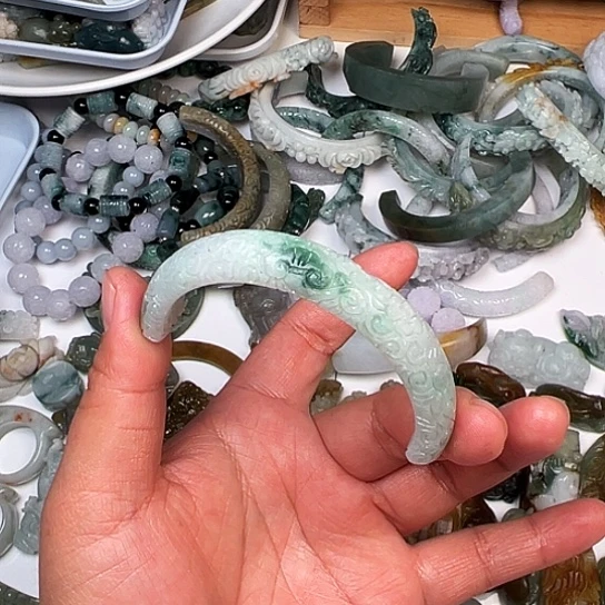 定制翡翠未镶嵌半镯