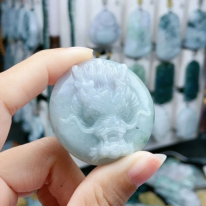 颈饰足铂镶嵌翡翠翡翠