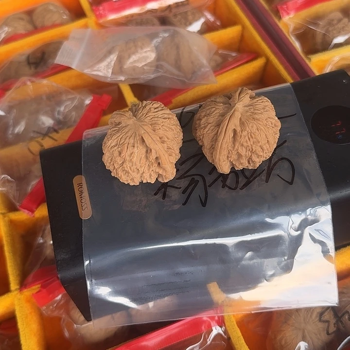 杨***万文玩核桃吊坠啦啦啦啦