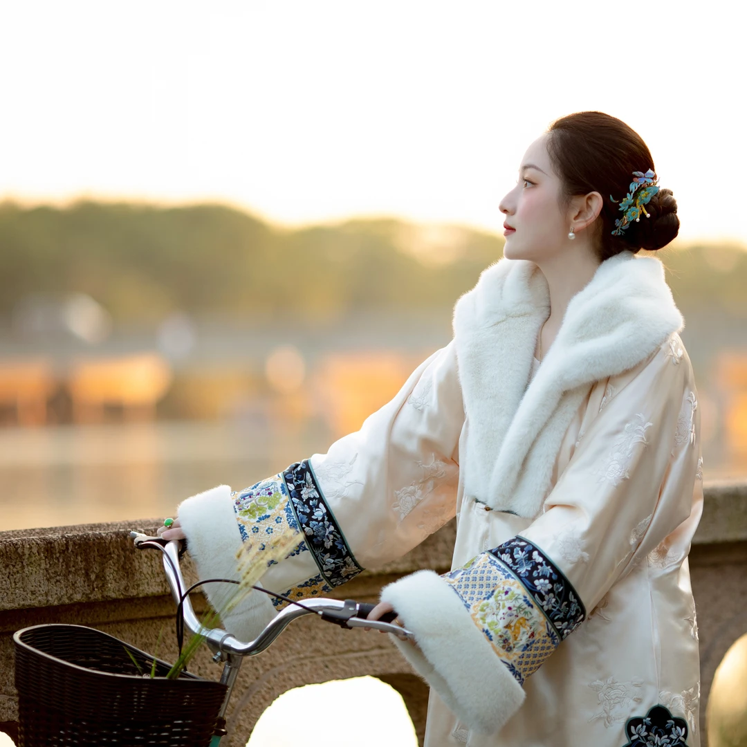 玉润清颜丨一城风絮丨秋冬复古绣花貂毛条如意夹棉清汉女外套保暖