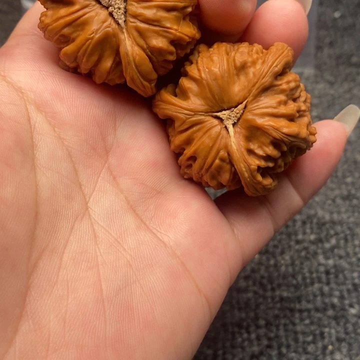 J***l文玩核桃吊坠白狮子