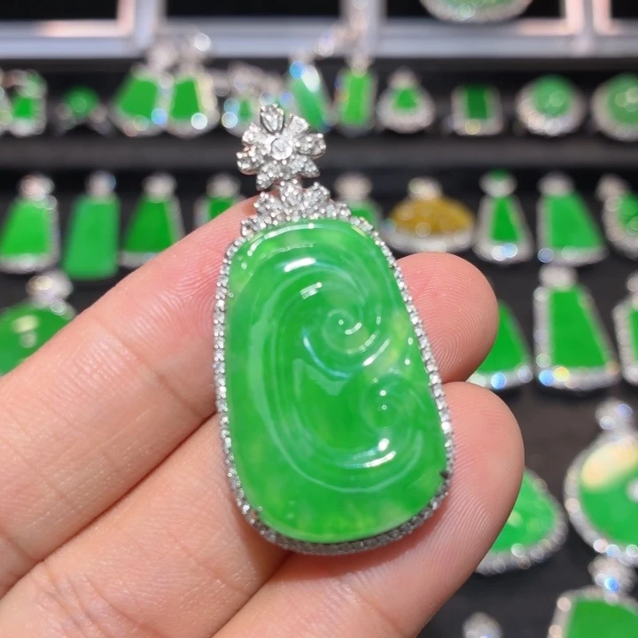 翡翠18K金镶嵌颈饰翡翠