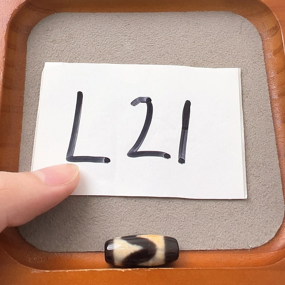 玛瑙/玉髓颈饰未镶嵌虎牙天珠 微瑕带石纹处理品