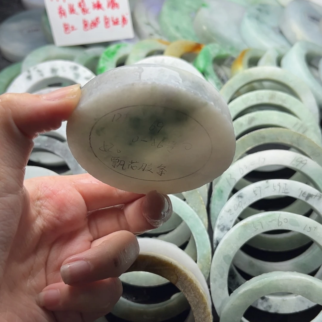 未镶嵌翡翠手镯定制翡翠
