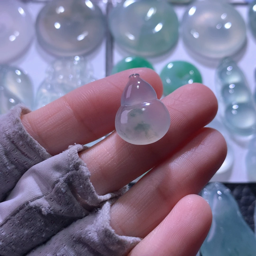 翡翠未镶嵌颈饰葫芦