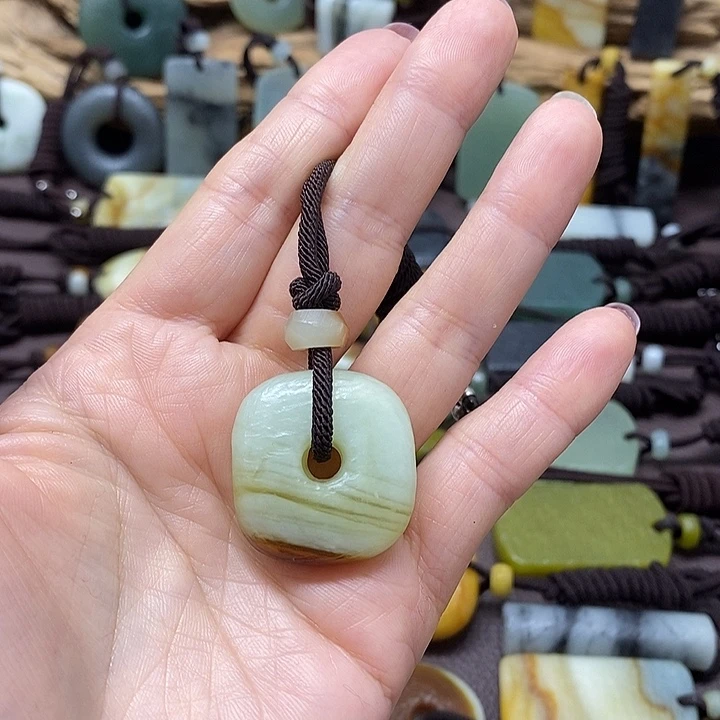 蛇纹石玉未镶嵌颈饰