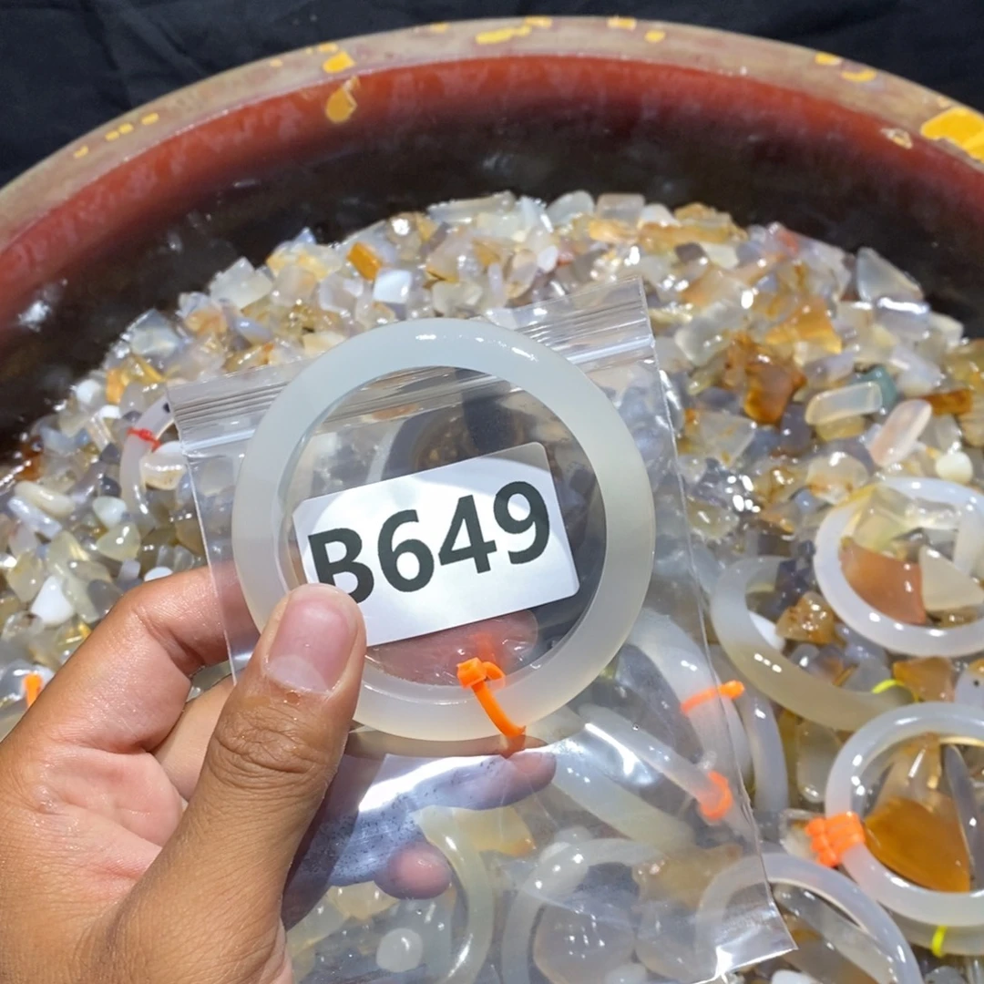 你***分玛瑙/玉髓未镶嵌手镯
