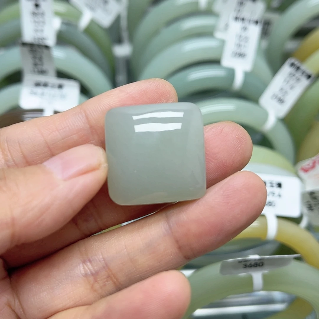 颈饰未镶嵌和田玉（碧玉）