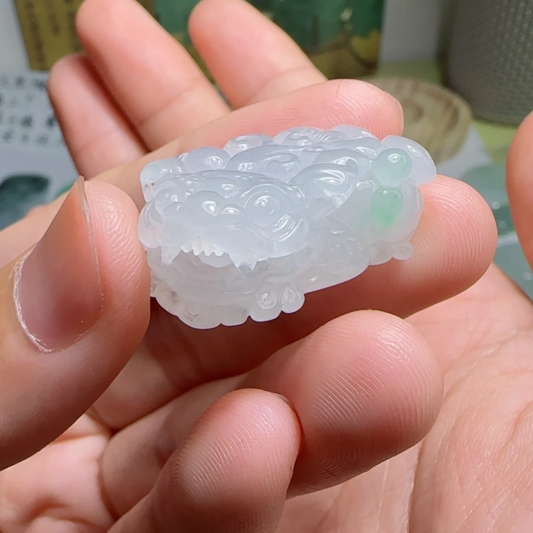 翡翠未镶嵌颈饰貔貅