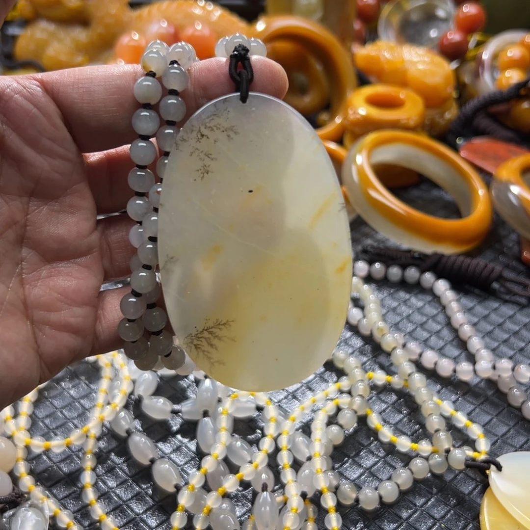 石英质玉未镶嵌颈饰