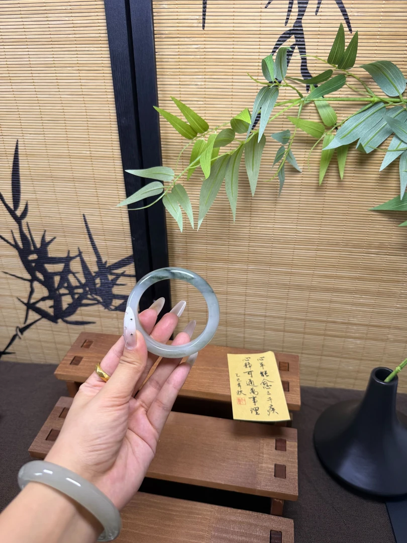 天山翠飘花纯天然玉镯冰透