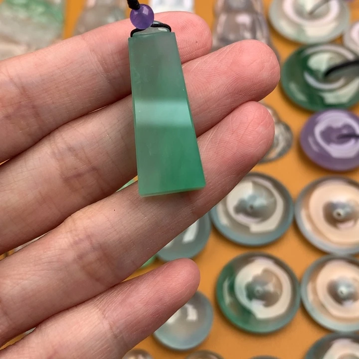 颈饰未镶嵌翡翠….