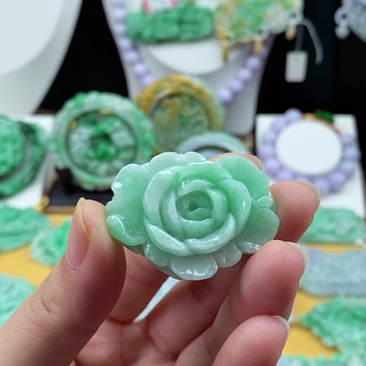 翡翠颈饰未镶嵌花***瑶翡翠吊坠