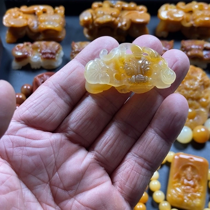 石英质玉（黄龙玉）未镶嵌颈饰