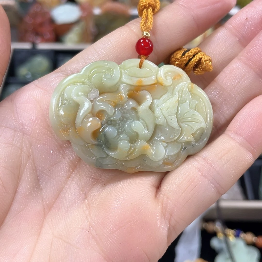 蛇纹石玉颈饰合金