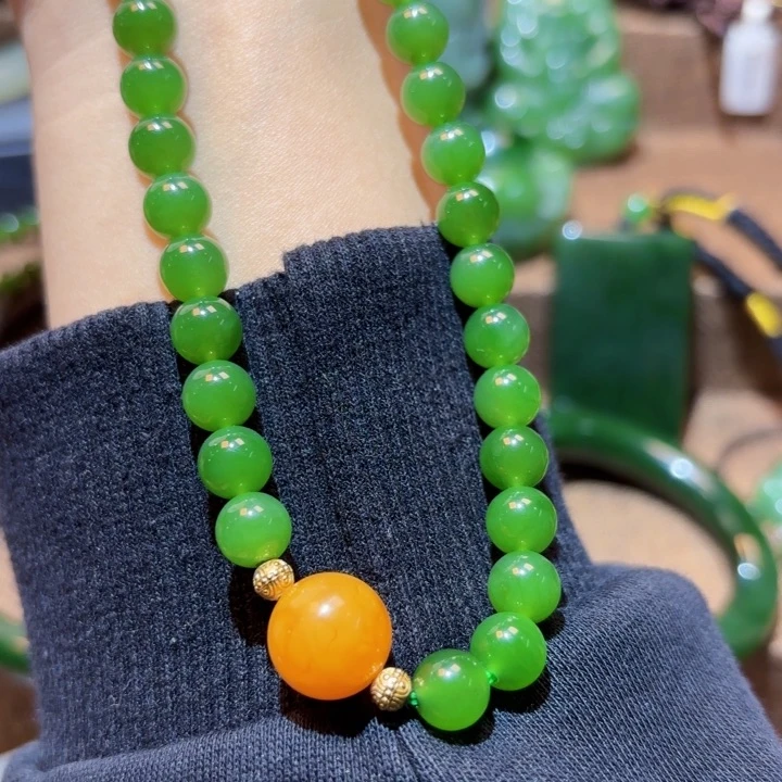 颈饰未镶嵌和田玉（碧玉）