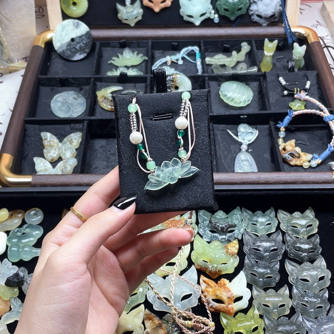 未镶嵌蛇纹石玉颈饰荷花不退不换