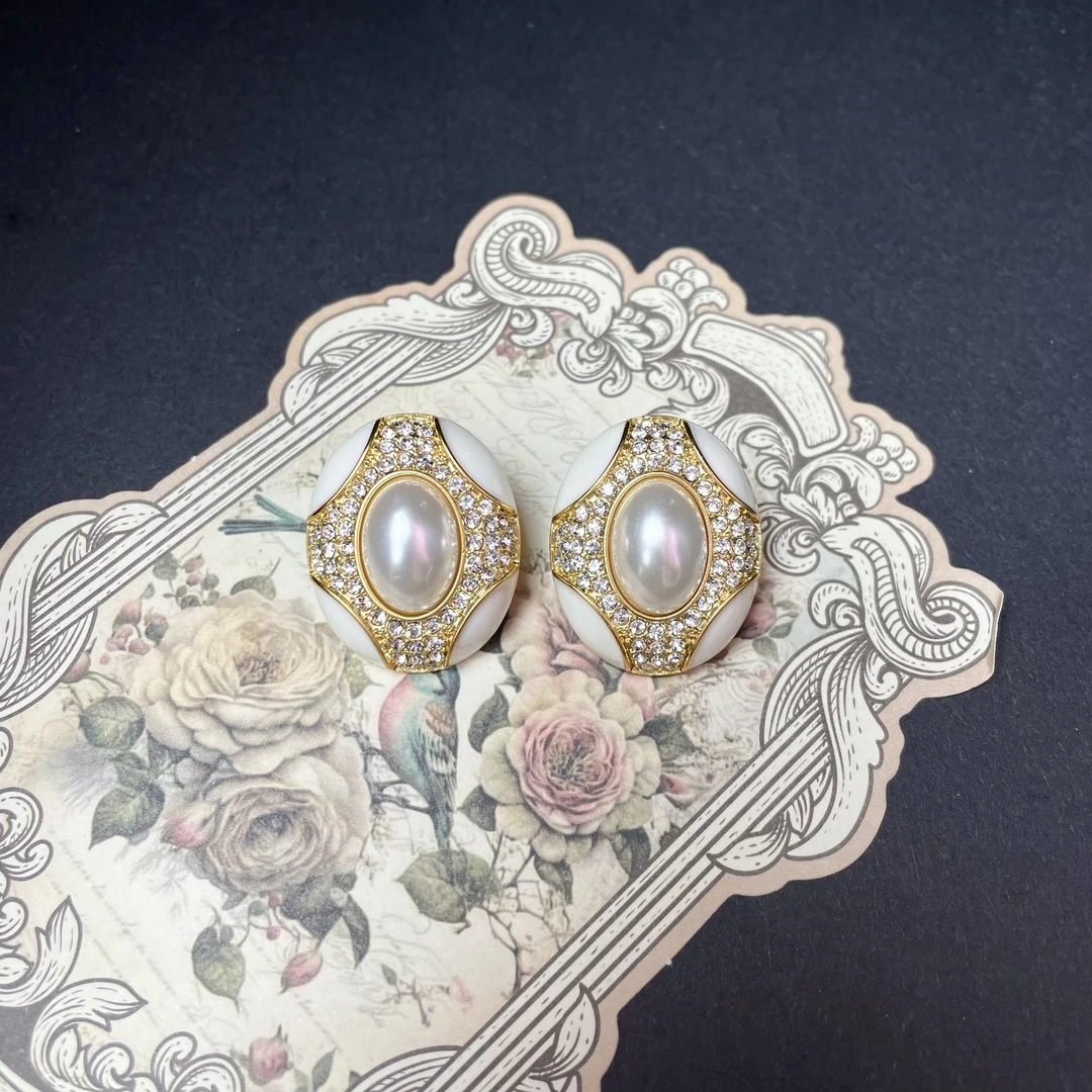 铜合金耳饰 买三送一 手工气质白色轻奢复古优雅中古精致耳钉