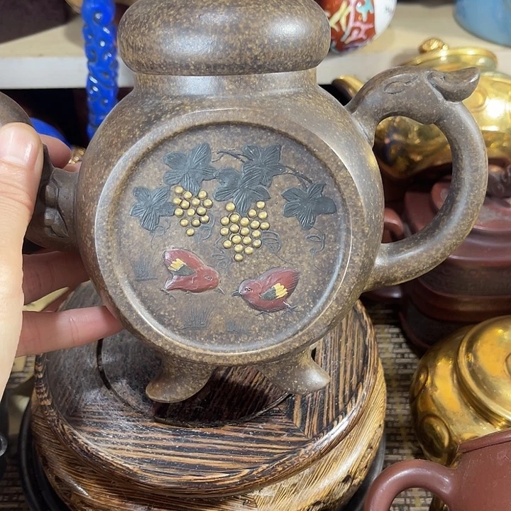 茶壶紫砂原矿泥料手工制作的一把紫砂壶。