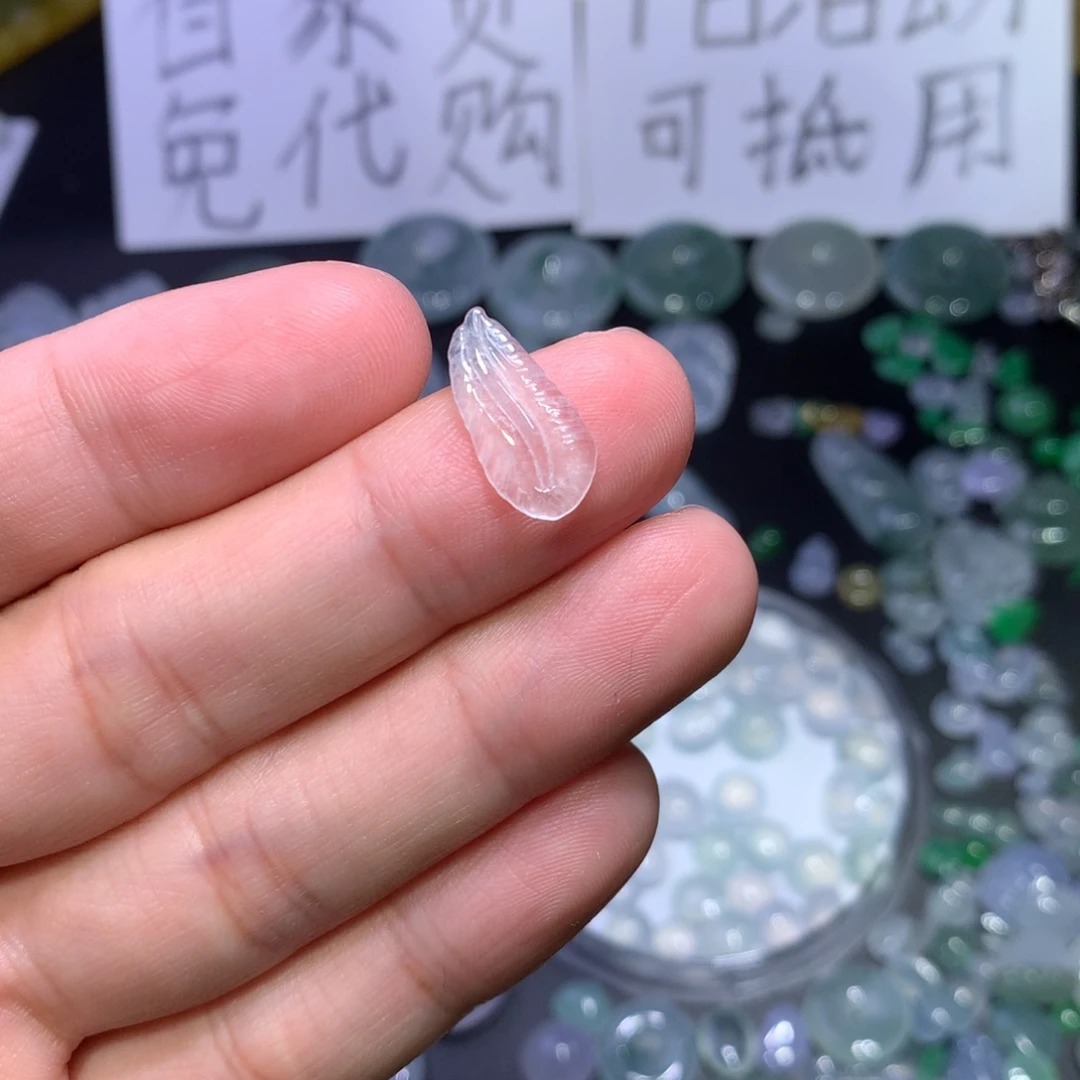 翡翠未镶嵌颈饰羽毛