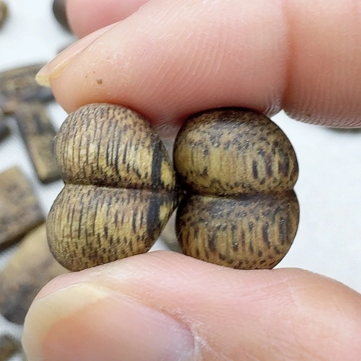 沉香沉香碎屑屁桃2个1.2克