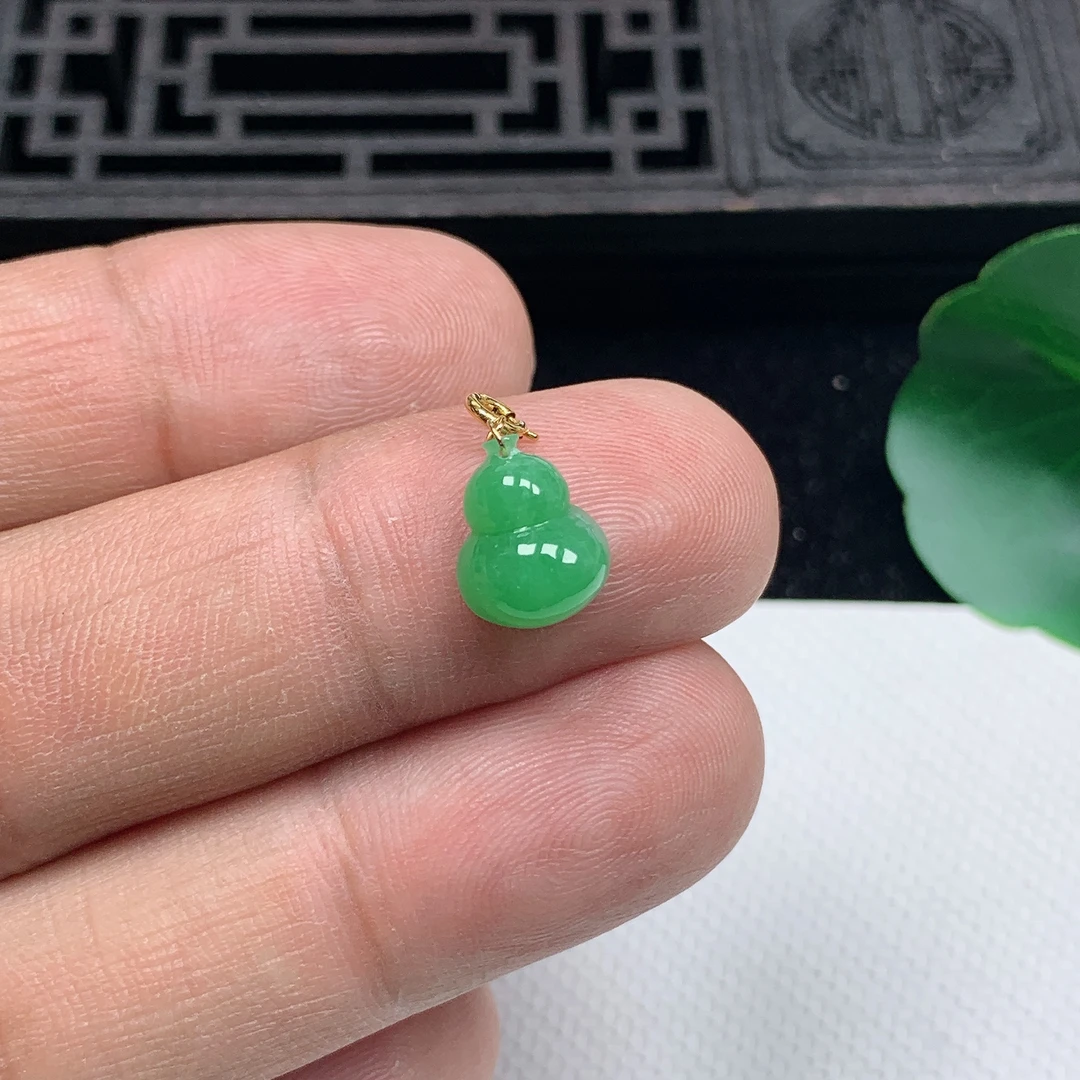 缅甸天然翡翠A货18K金扣精美满绿葫芦小吊坠尺寸10.6*8.5*5.4mm