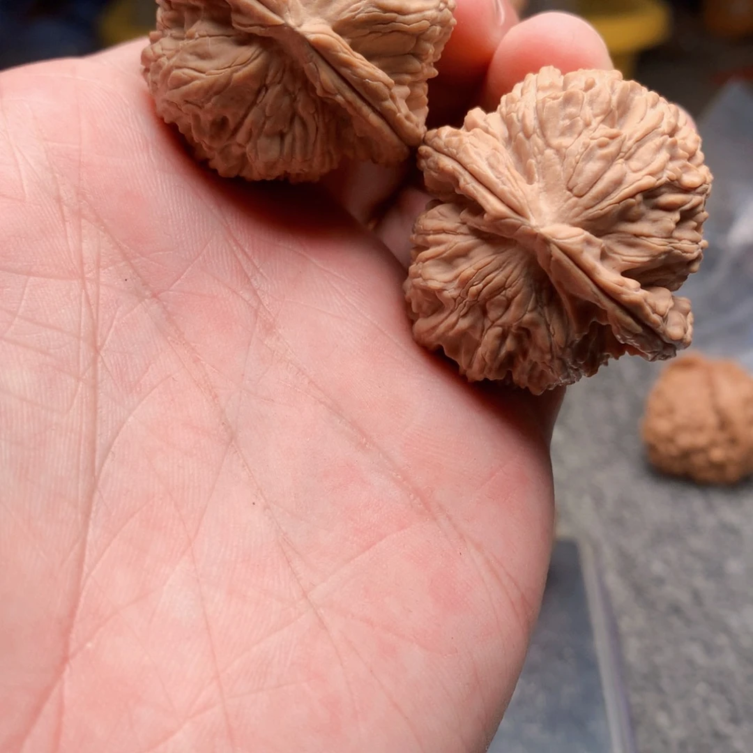 桃核吊坠白狮子。