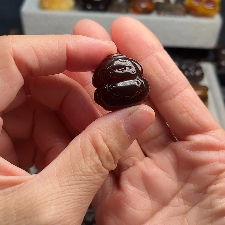 琥珀未镶嵌颈饰狗