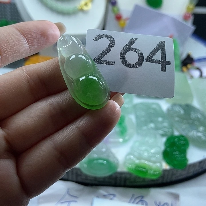 翡翠未镶嵌吊坠(赠链)