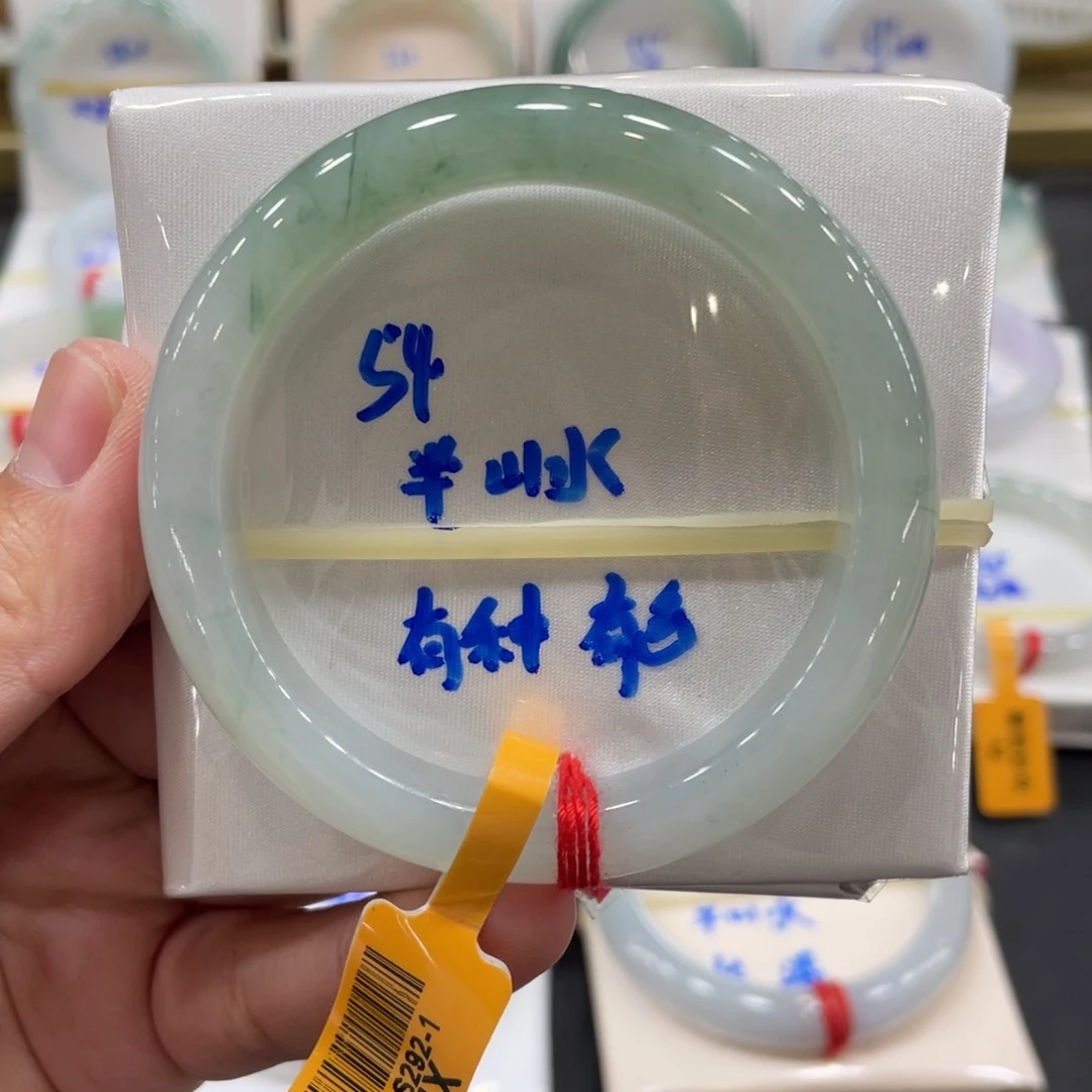 翡翠手镯未镶嵌翡翠手镯