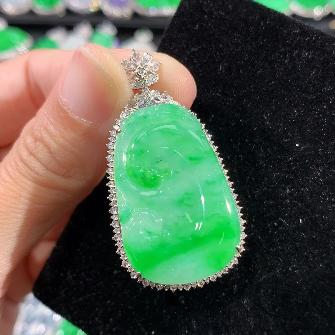 翡翠18K金镶嵌颈饰