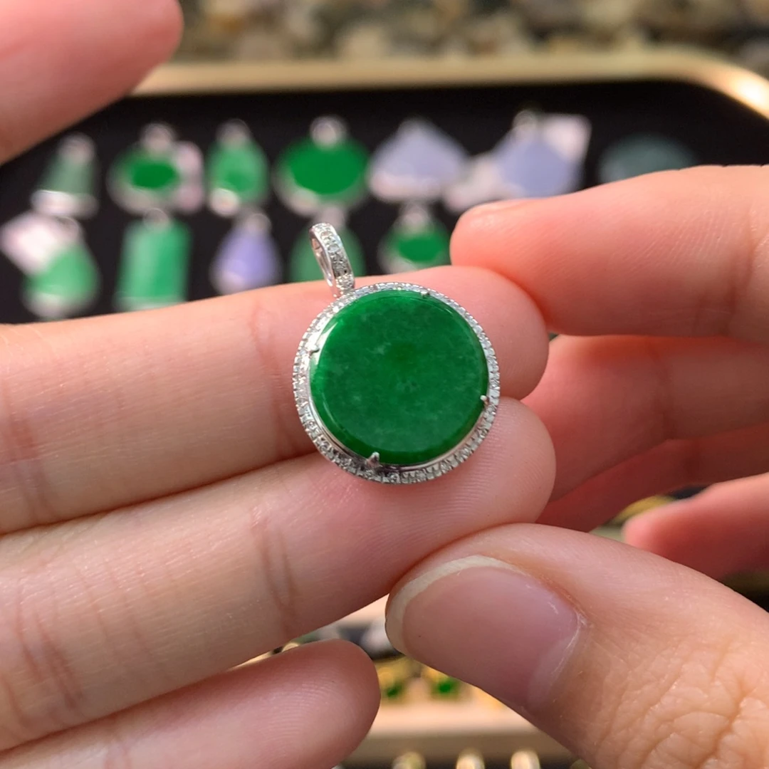 翡翠18K金镶嵌颈饰无事牌