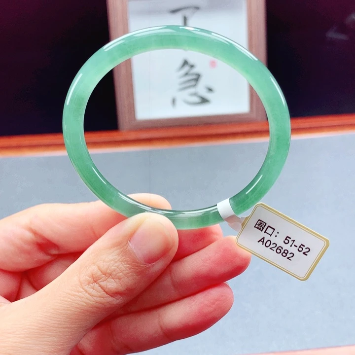 未镶嵌手镯翡翠圆镯
