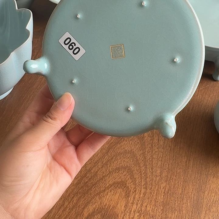 ****简观复博物馆汝窑三足洗