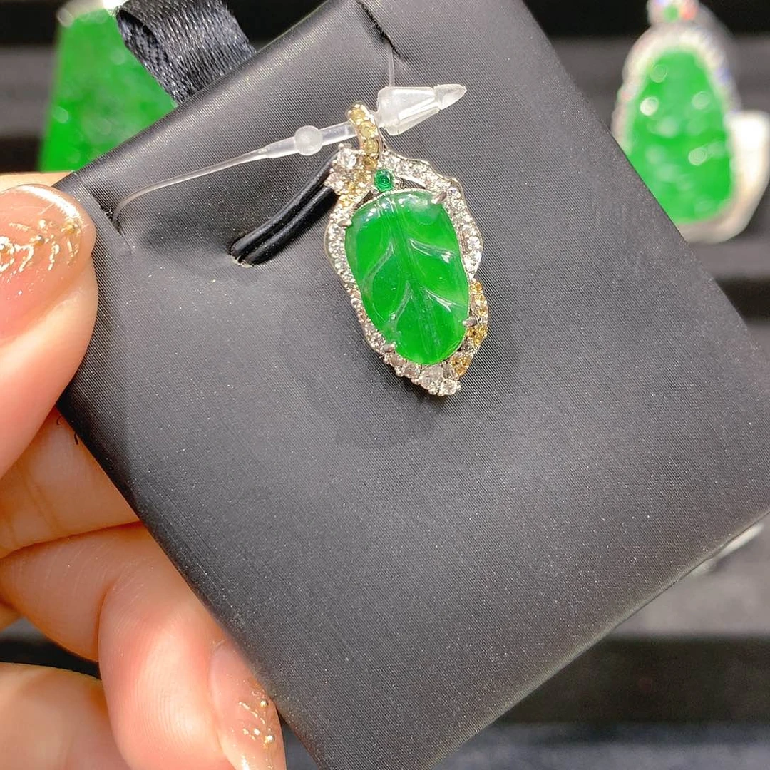 翡翠吊坠(赠链)未镶嵌0004